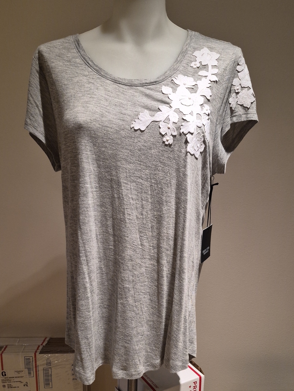 Simply Vera Wang Light Gray Short Sleeve Tee White Floral Appliqué, Size M, NWT
